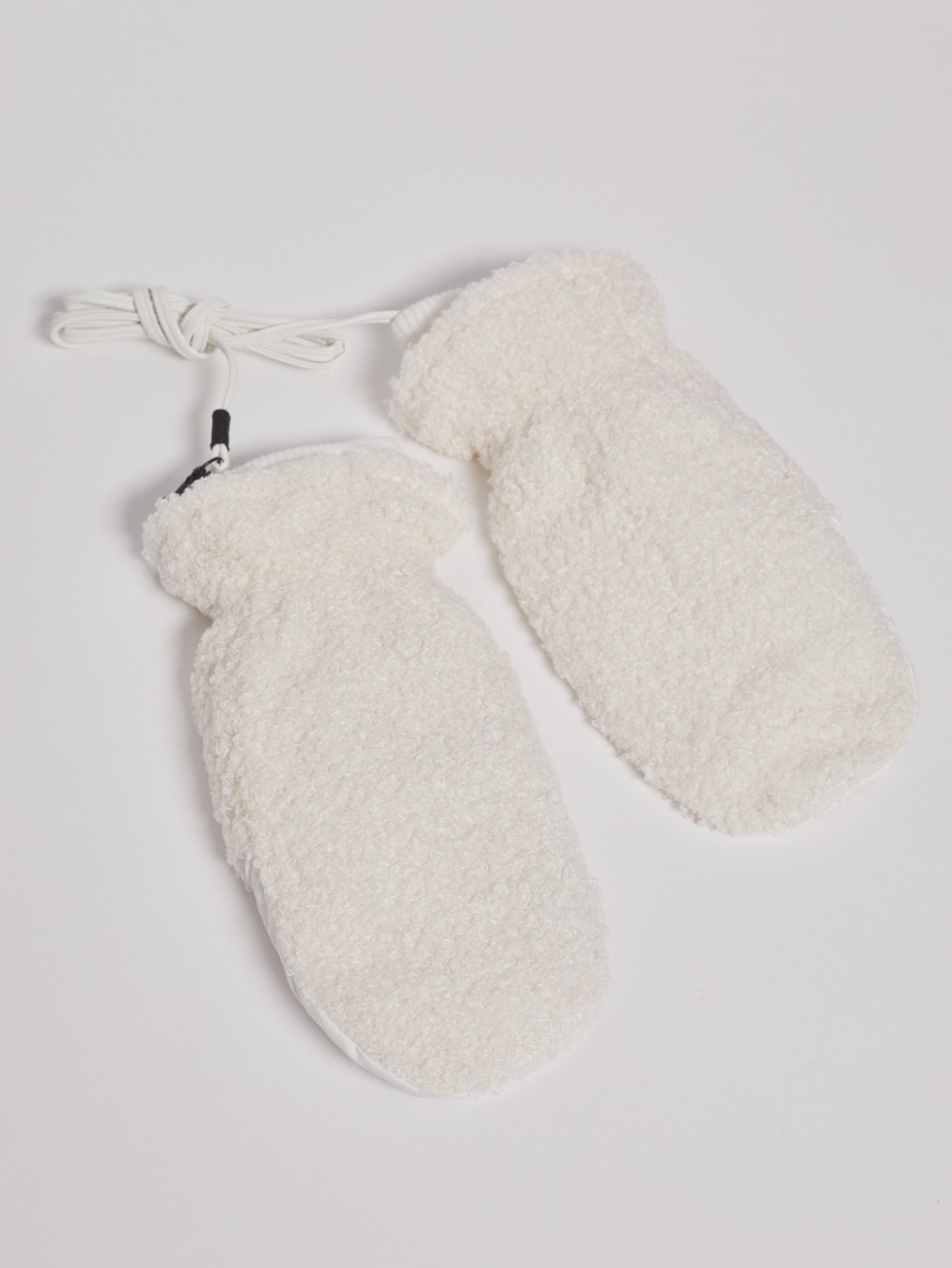 Тёплые варежки на шнурке