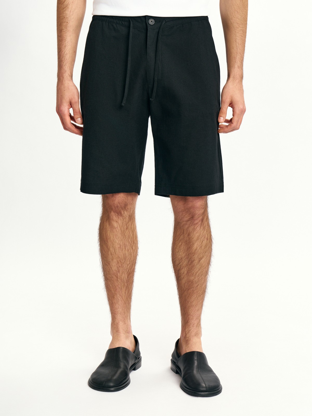 Удлинённые льняные шорты на резинке