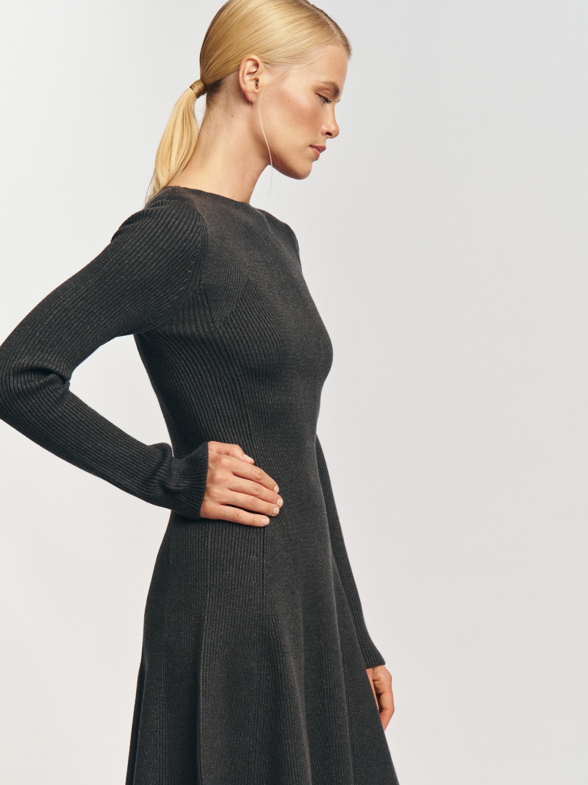 Трикотажное платье мини с длинным рукавом 