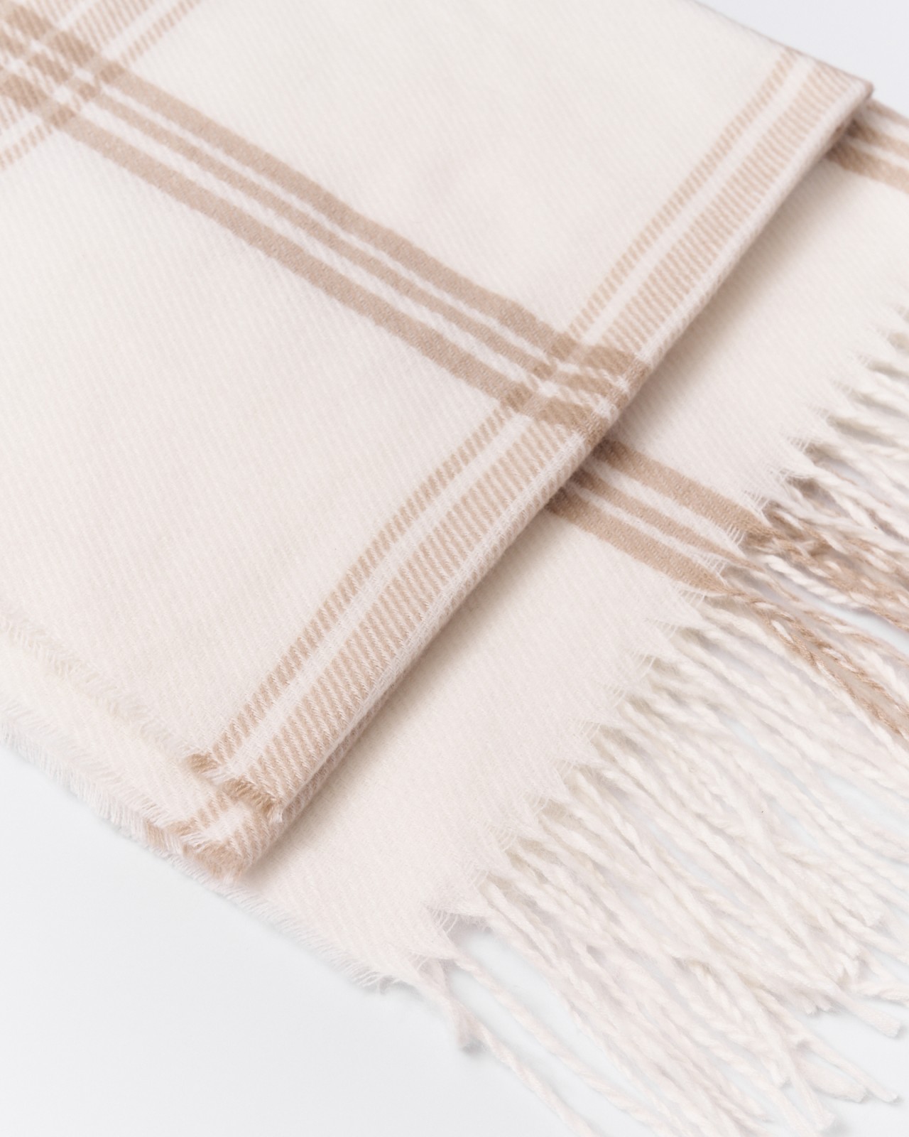 Тканевый шарф в клетку с бахромой