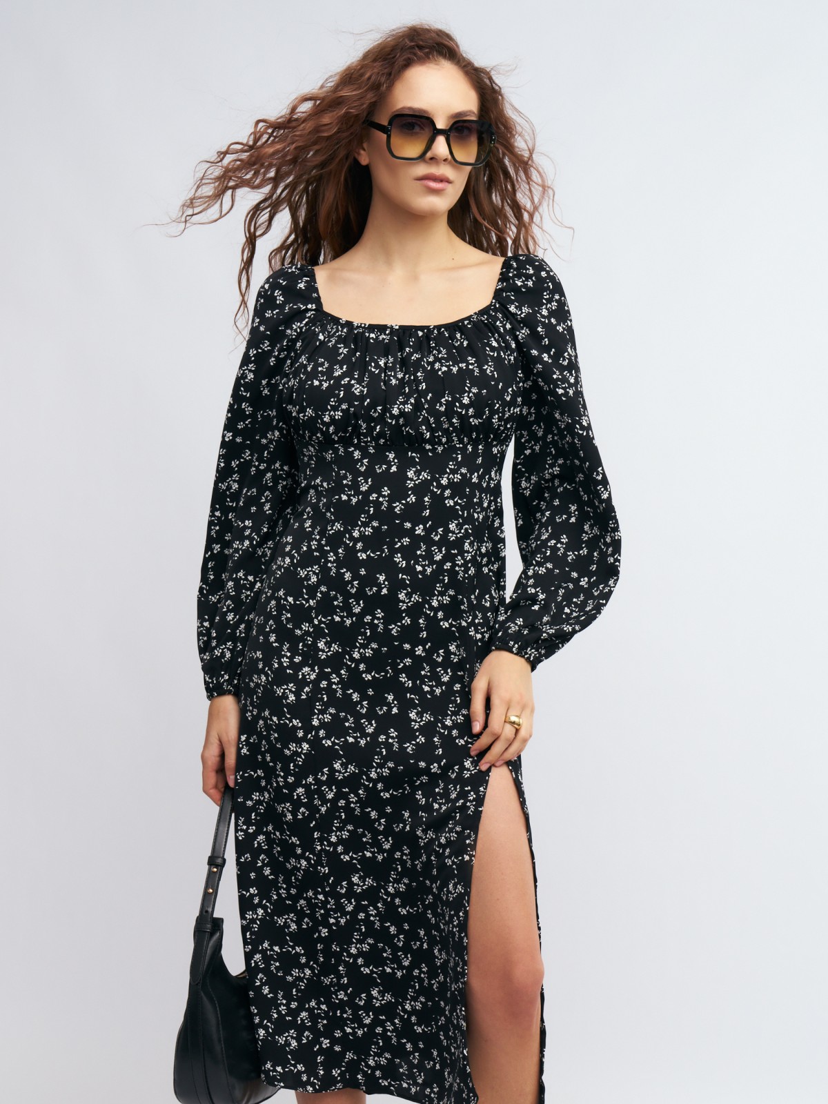 Платье миди с открытыми плечами и разрезом