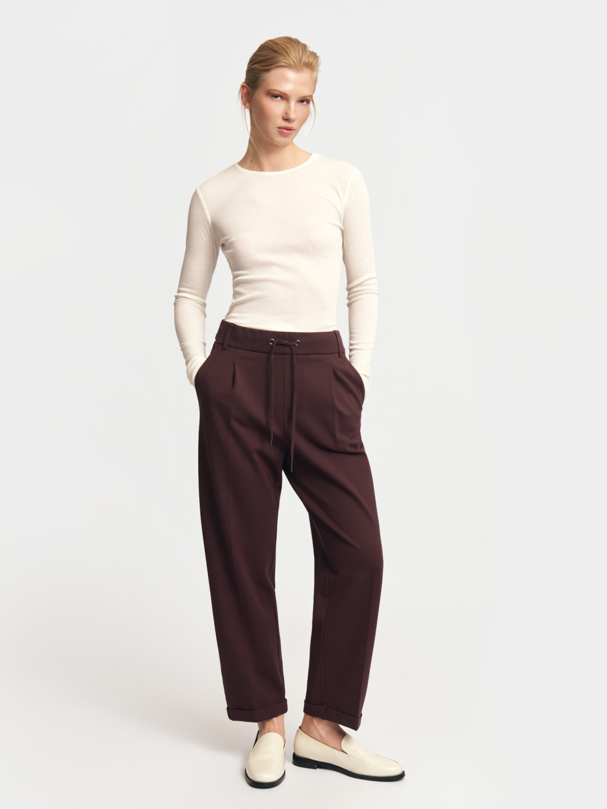 Брюки с поясом на резинке и стрелками