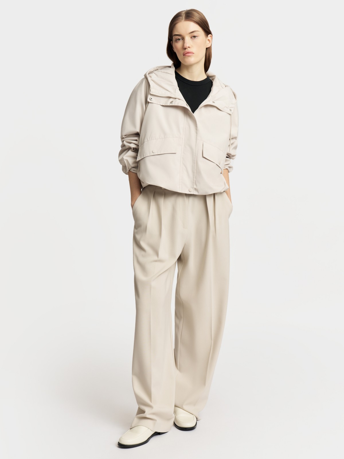 Куртка-ветровка с капюшоном без утеплителя