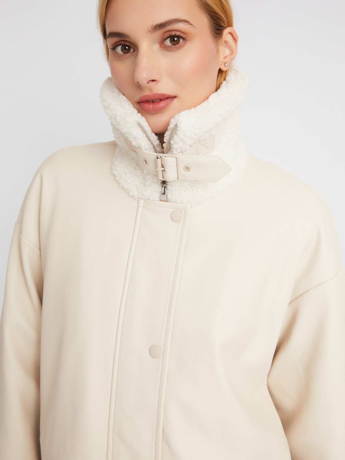 Утеплённая куртка из экокожи с отложным воротником и подкладкой на искусственном меху