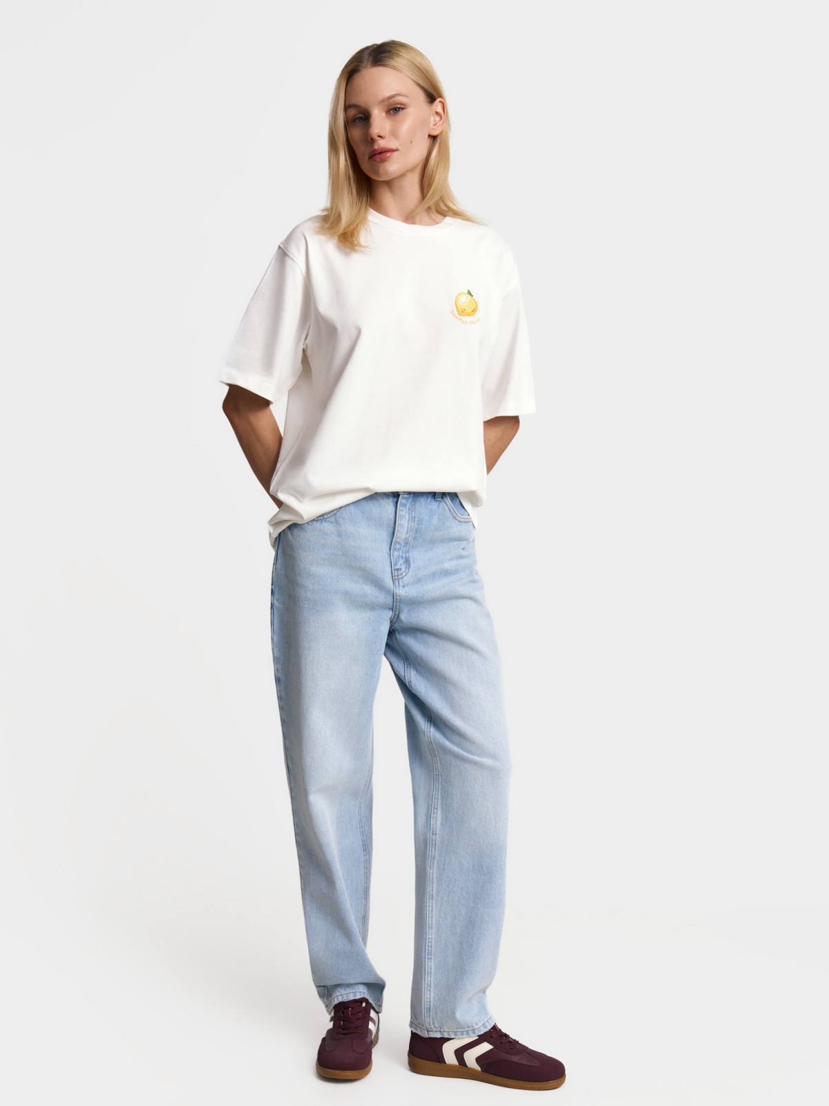 Джинсы силуэта Mom с высокой посадкой