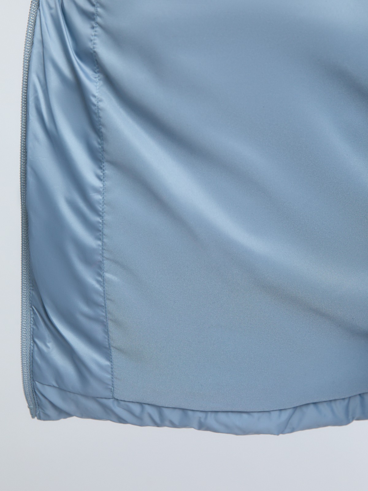 Утеплённая короткая куртка на молнии с воротником