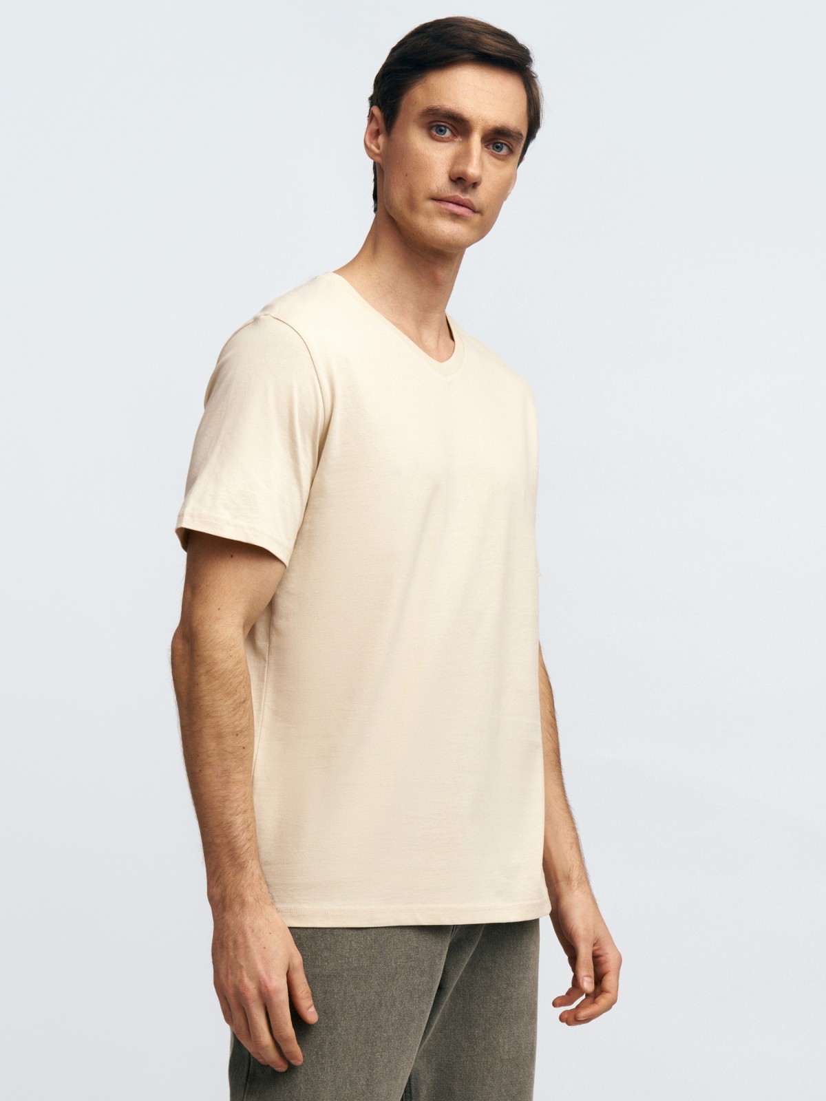 Футболка из хлопка с треугольным вырезом