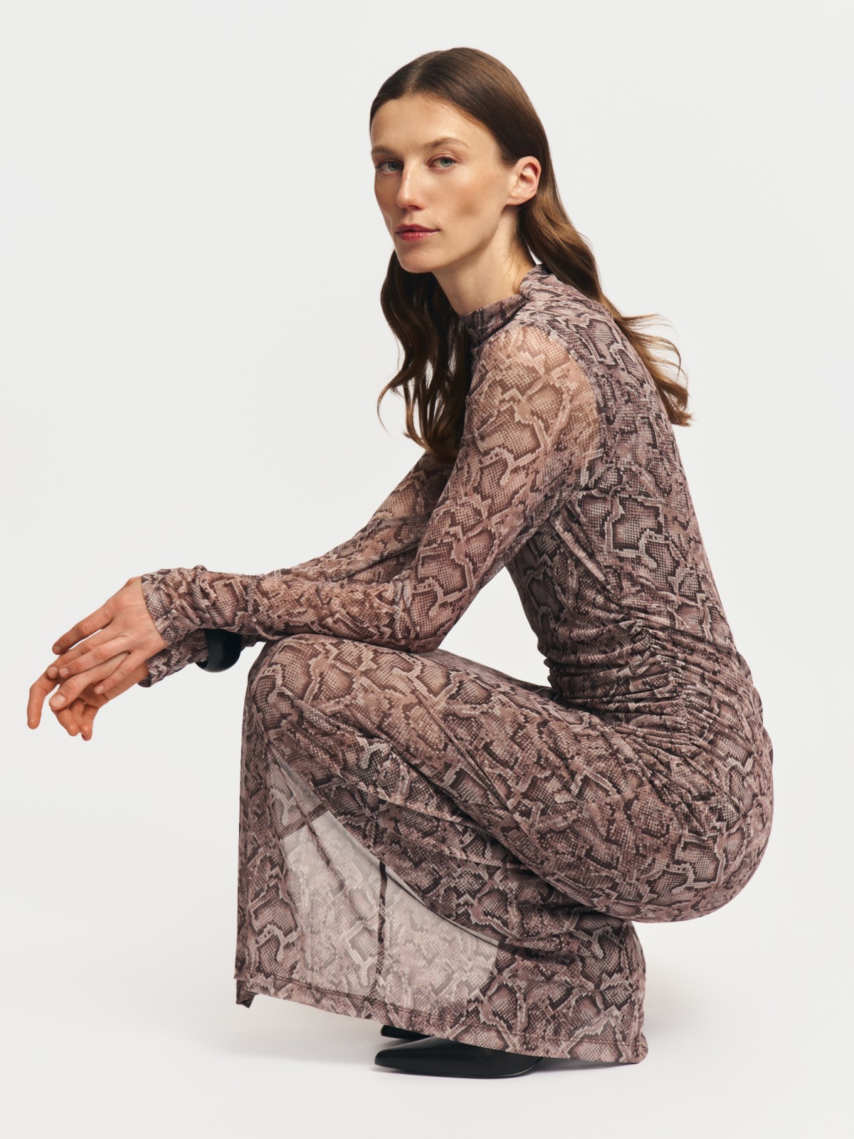 Платье из сетки с принтом и драпировками