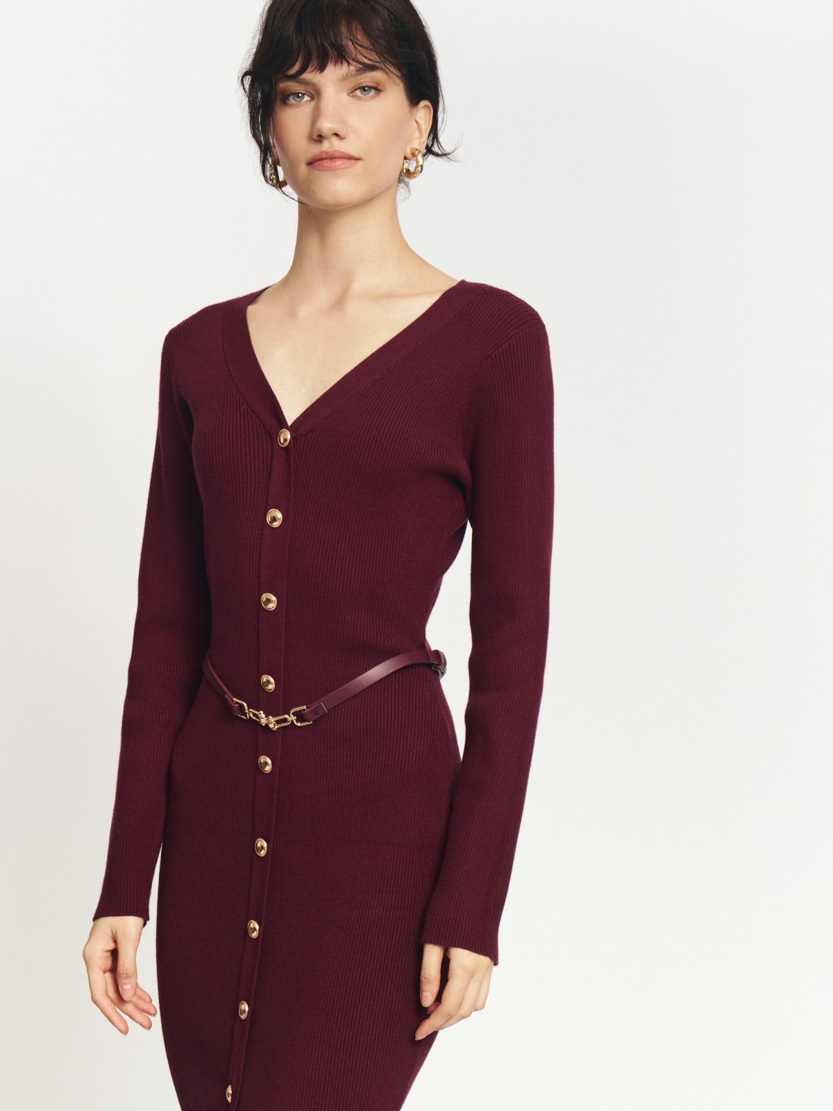 Трикотажное платье миди на пуговицах с ремнём