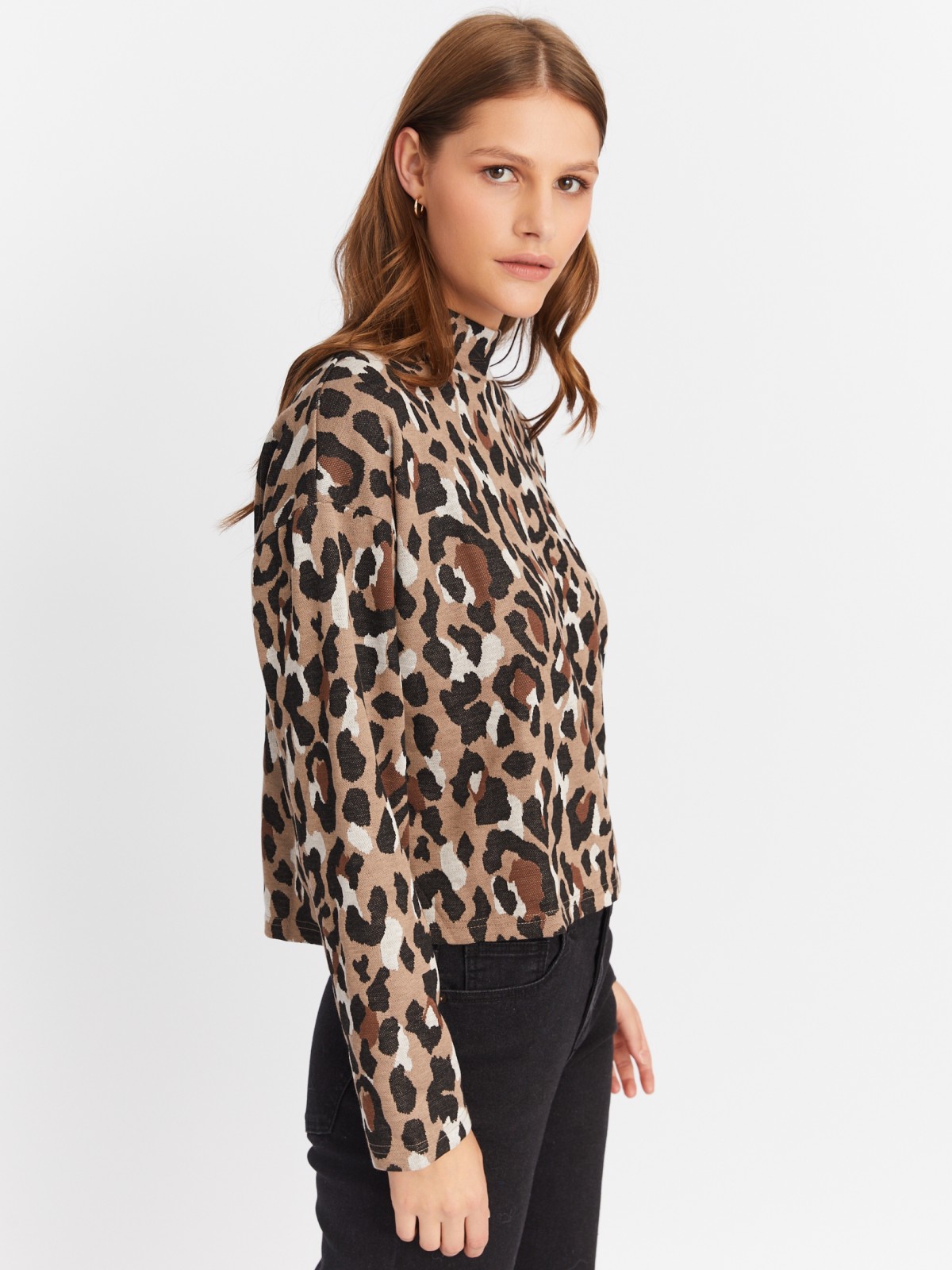 Трикотажный свитер с воротником-стойкой и леопардовым узором