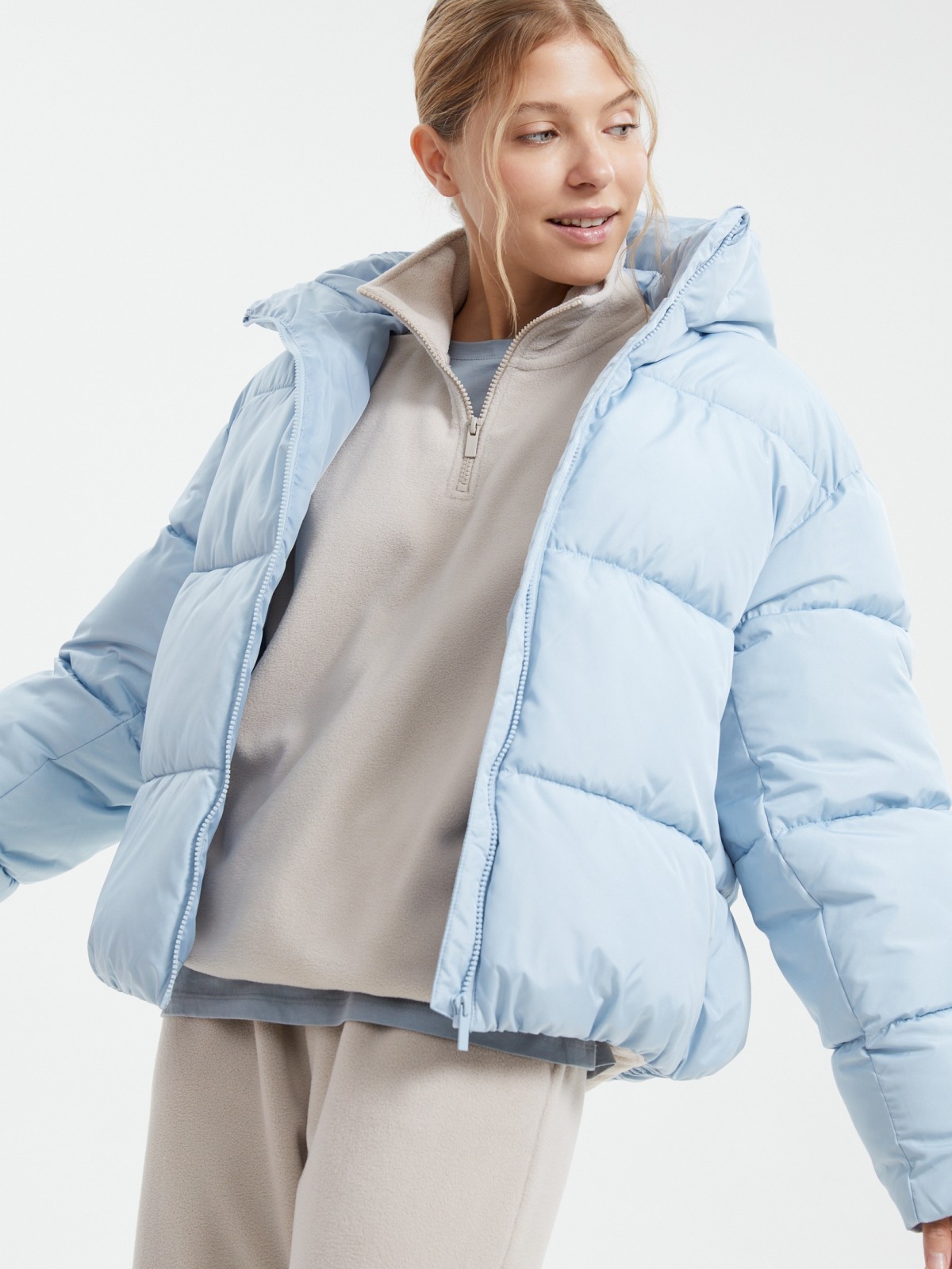 Короткая стёганая куртка с капюшоном