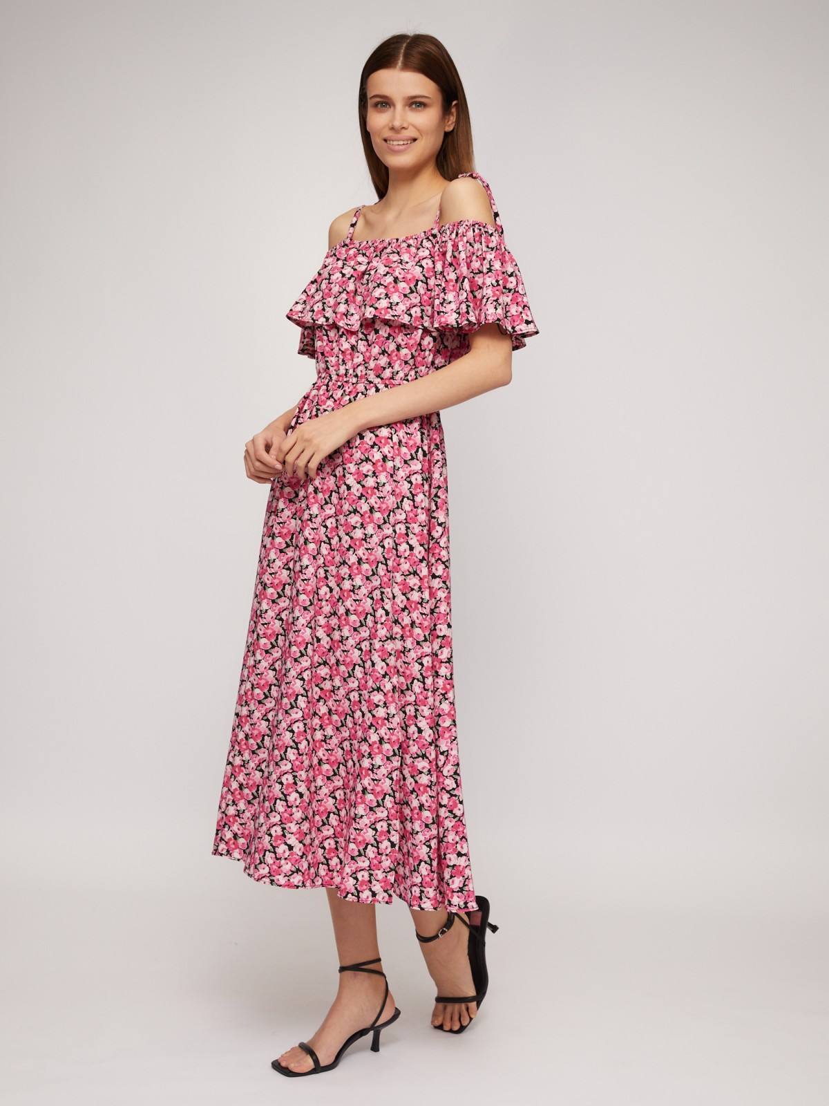 Платье-сарафан с открытыми плечами и разрезом