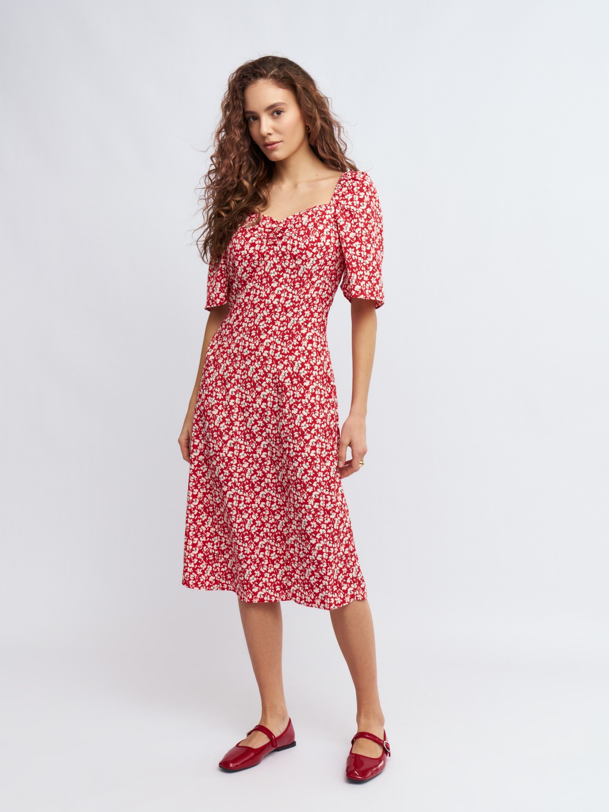 Платье с разрезом и цветочным принтом