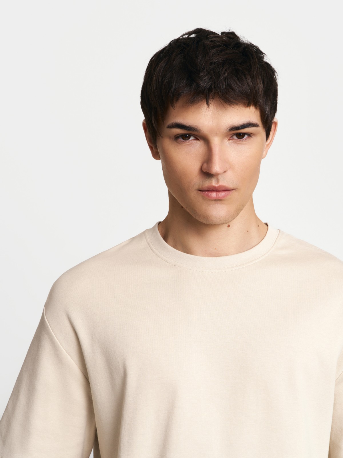 Однотонная базовая футболка из хлопка