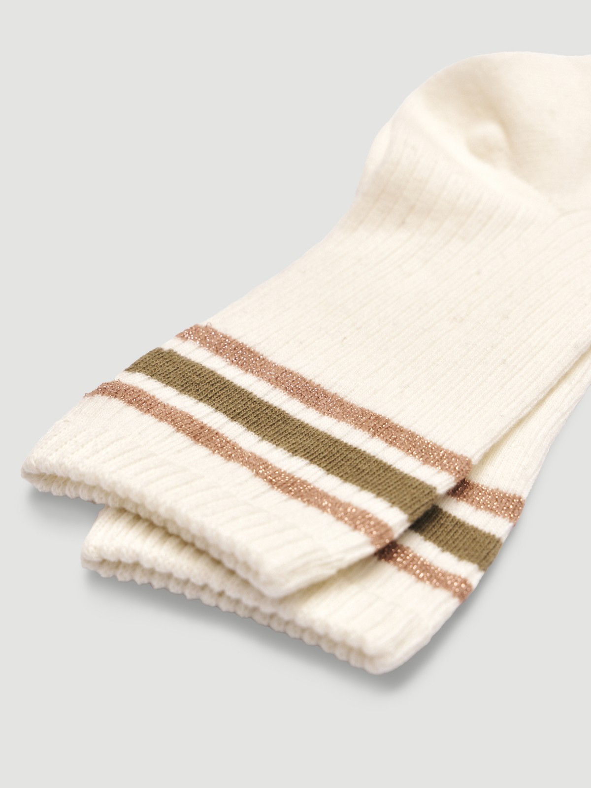 Высокие белые носки с полосками