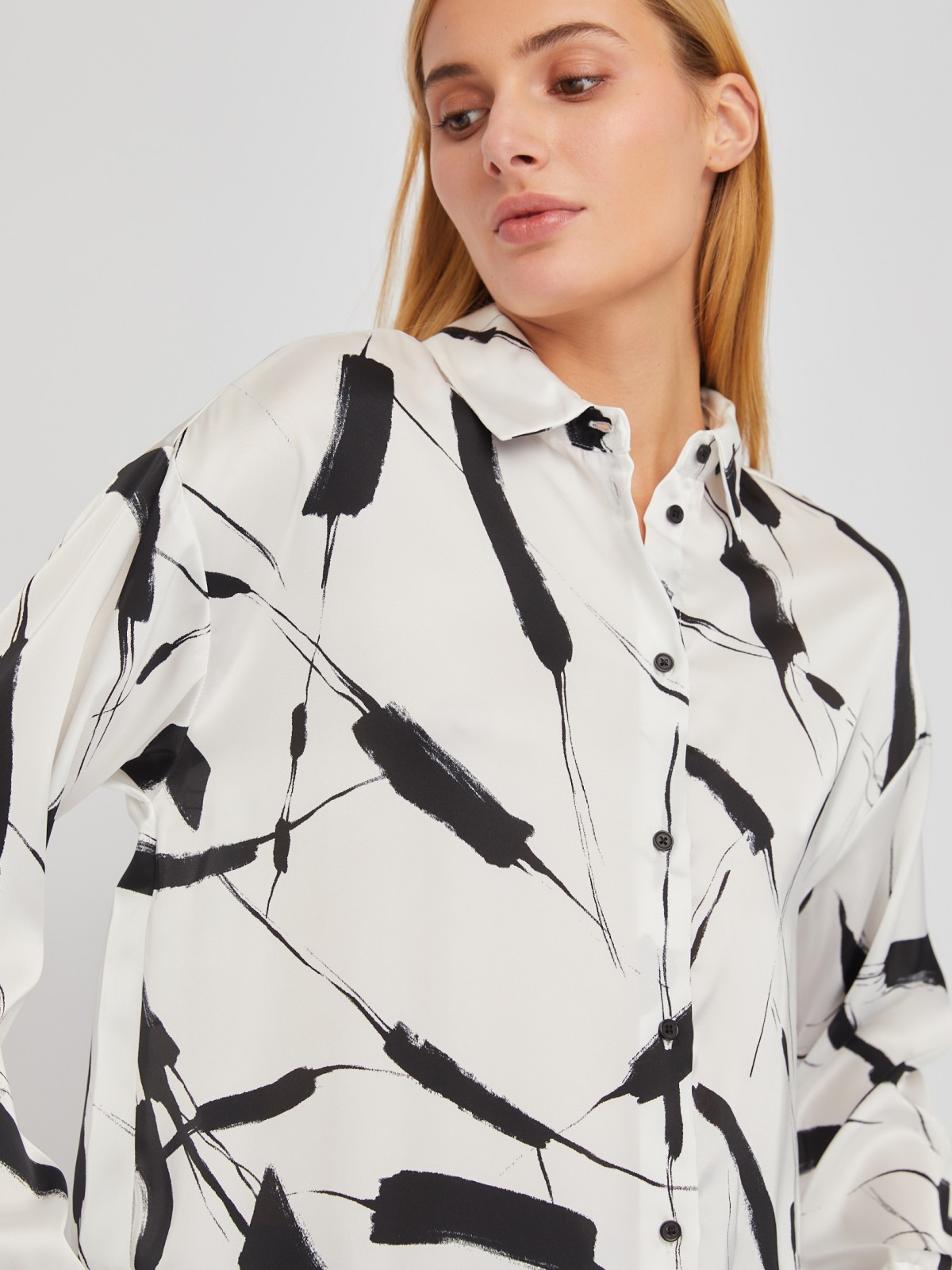 Рубашка оверсайз силуэта из атласной ткани с принтом zolla 02411117Y323, цвет молоко, размер XS - фото 4