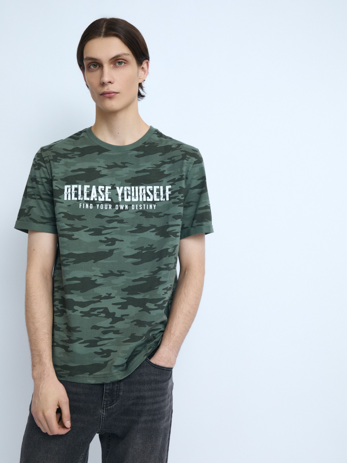 Камуфляжная футболка из хлопка с принтом-надписью