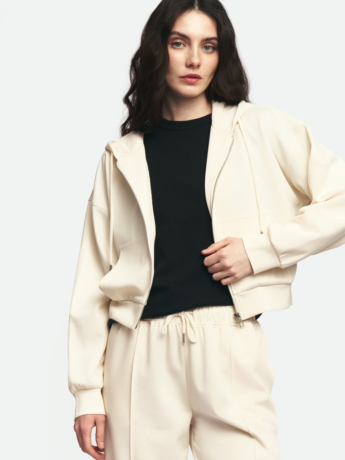 Короткая толстовка на молнии с капюшоном