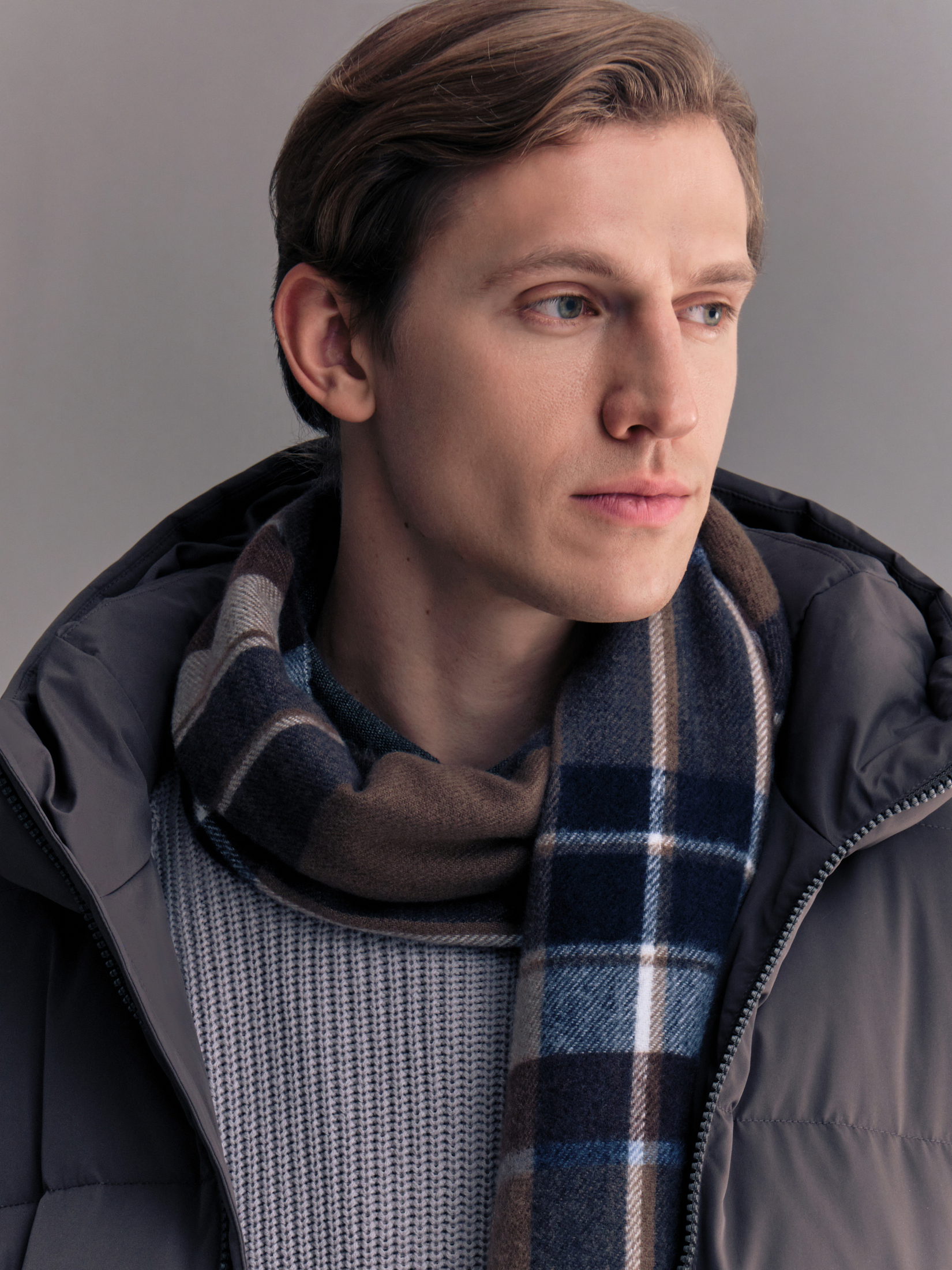 Тканевый шарф в клетку с длинной бахромой