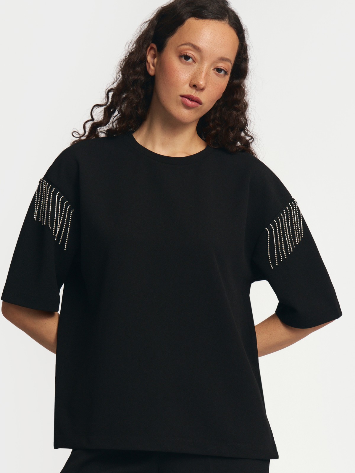 Футболка с бахромой и стразами