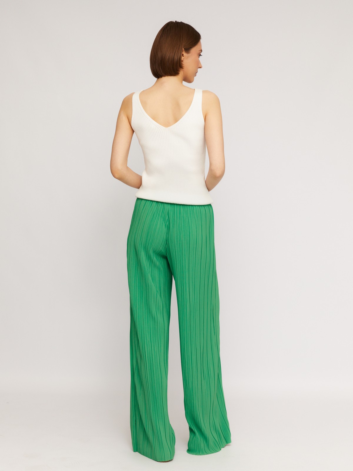 Широкие брюки из фактурной ткани на резинке