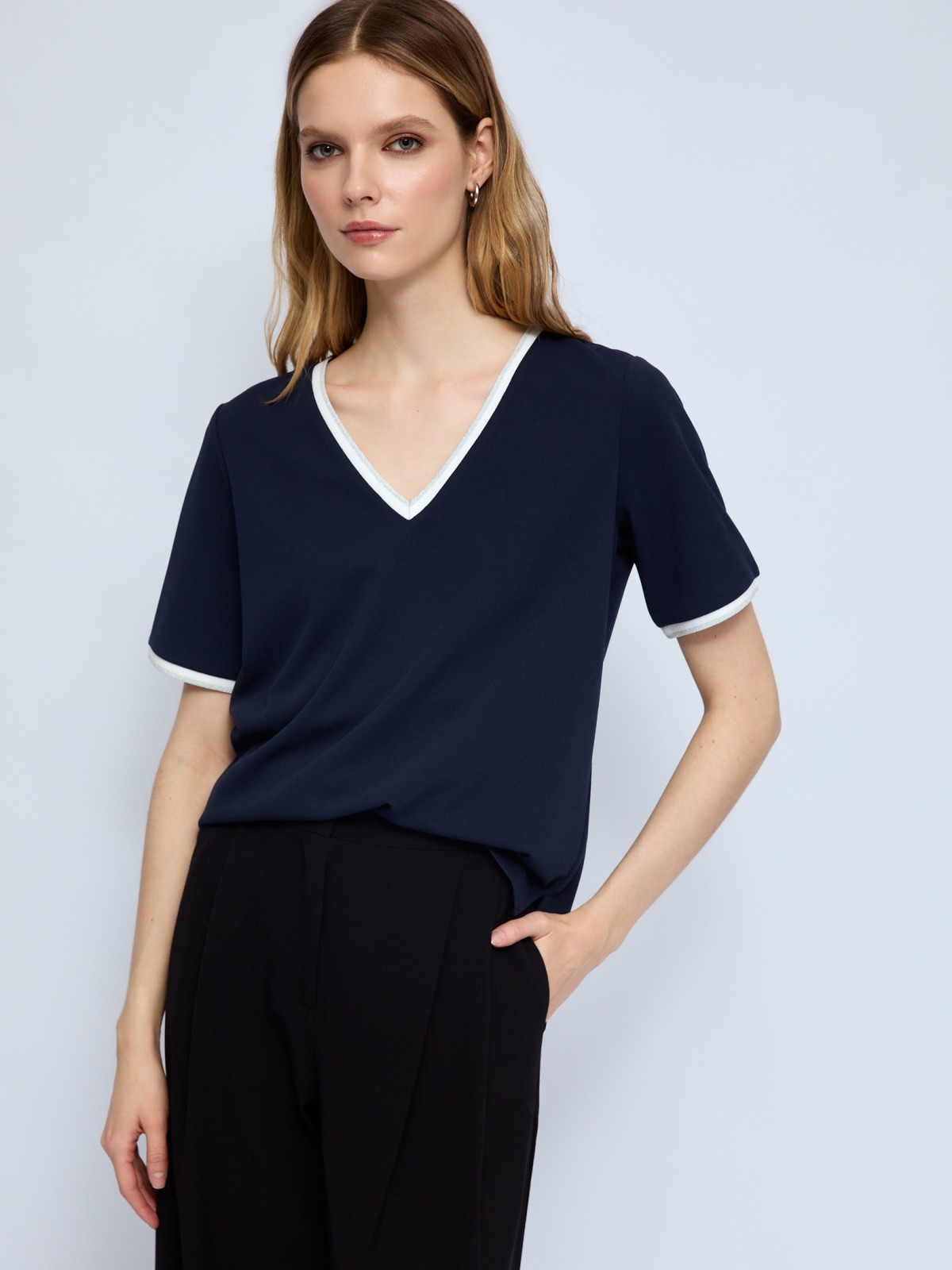 Блузка-футболка с V-образным вырезом