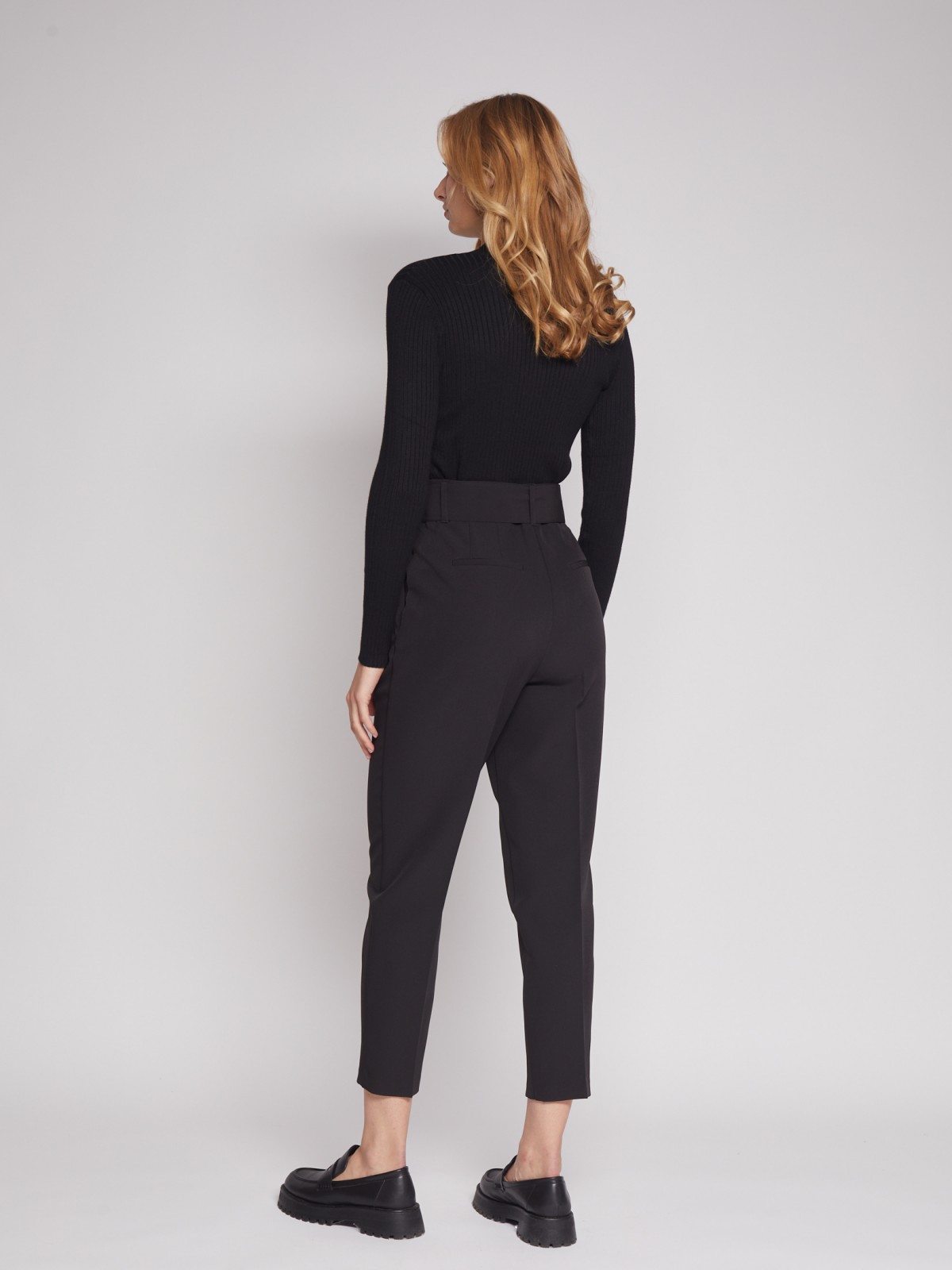 Брюки фасона Carrot с ремнём