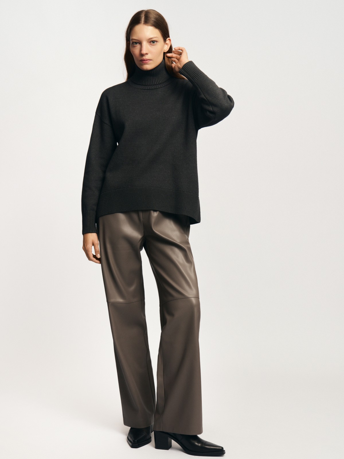 Брюки из экокожи с поясом на резинке