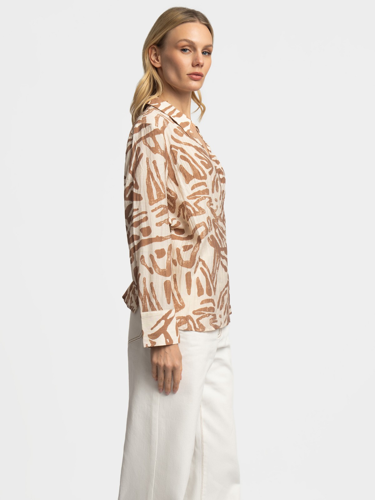 Приталенная блузка на запах с длинным рукавом