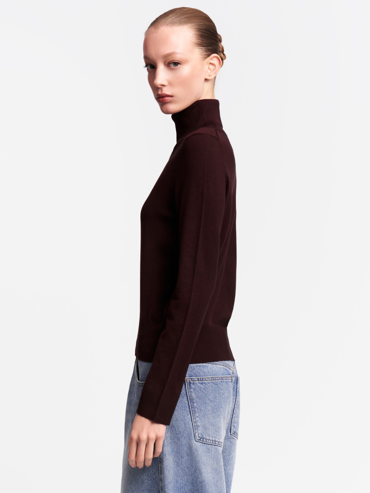 Тонкий свитер-водолазка с горлом