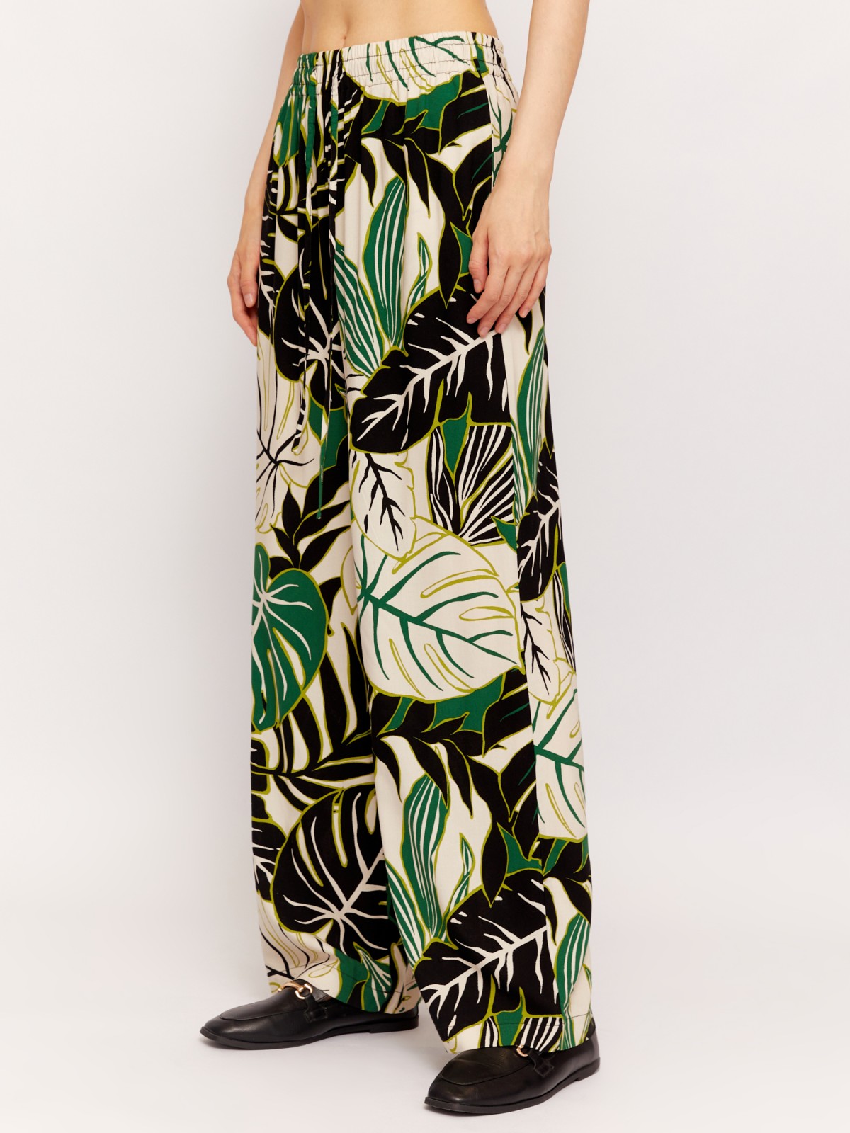 Брюки на резинке из вискозы с тропическим принтом