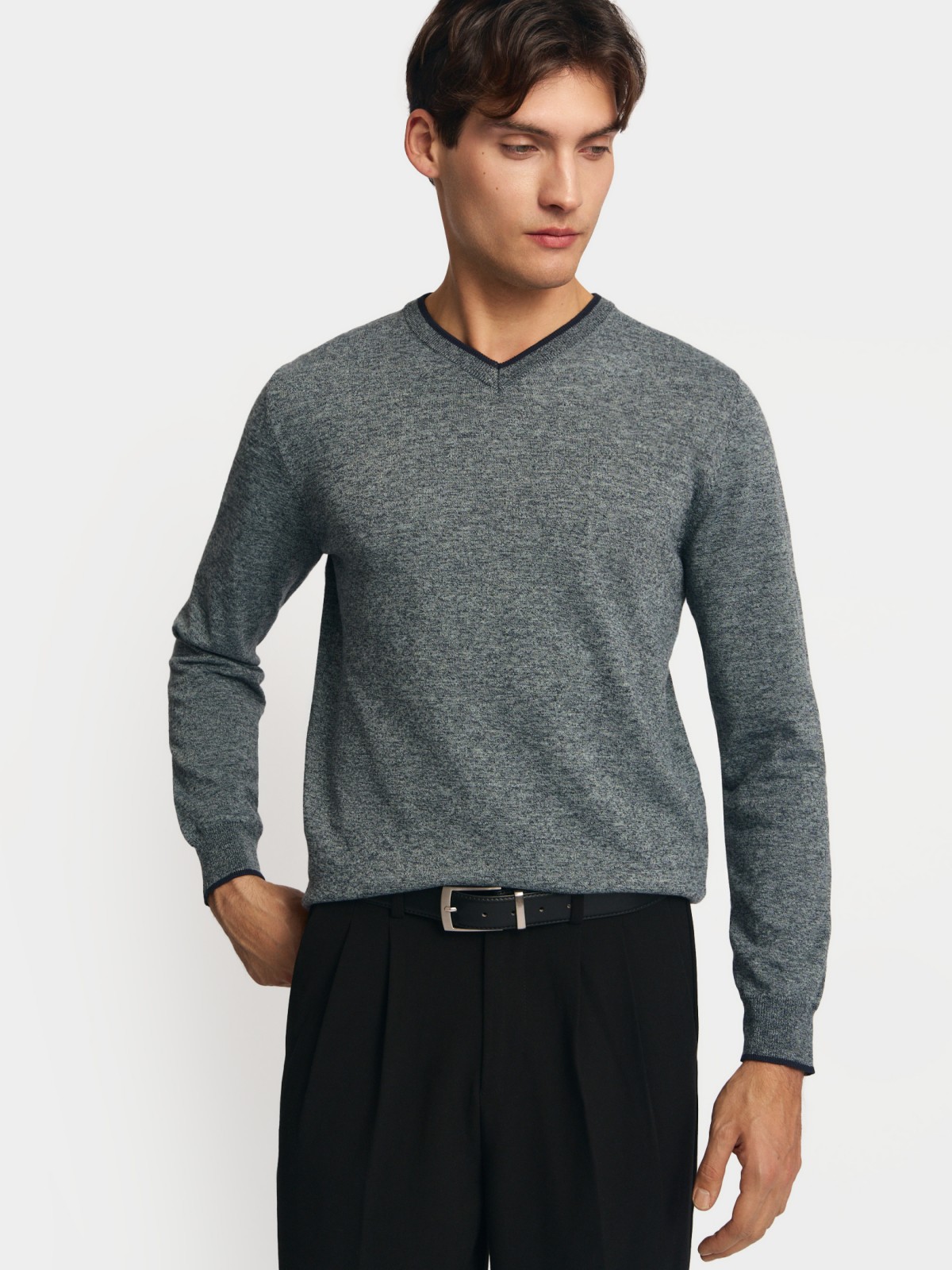 Тонкий трикотажный джемпер с вырезом