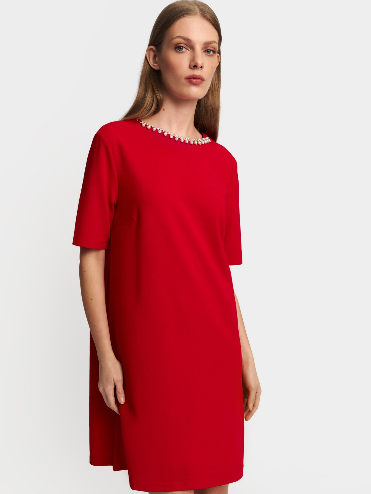 Платье мини с коротким рукавом и цепочкой