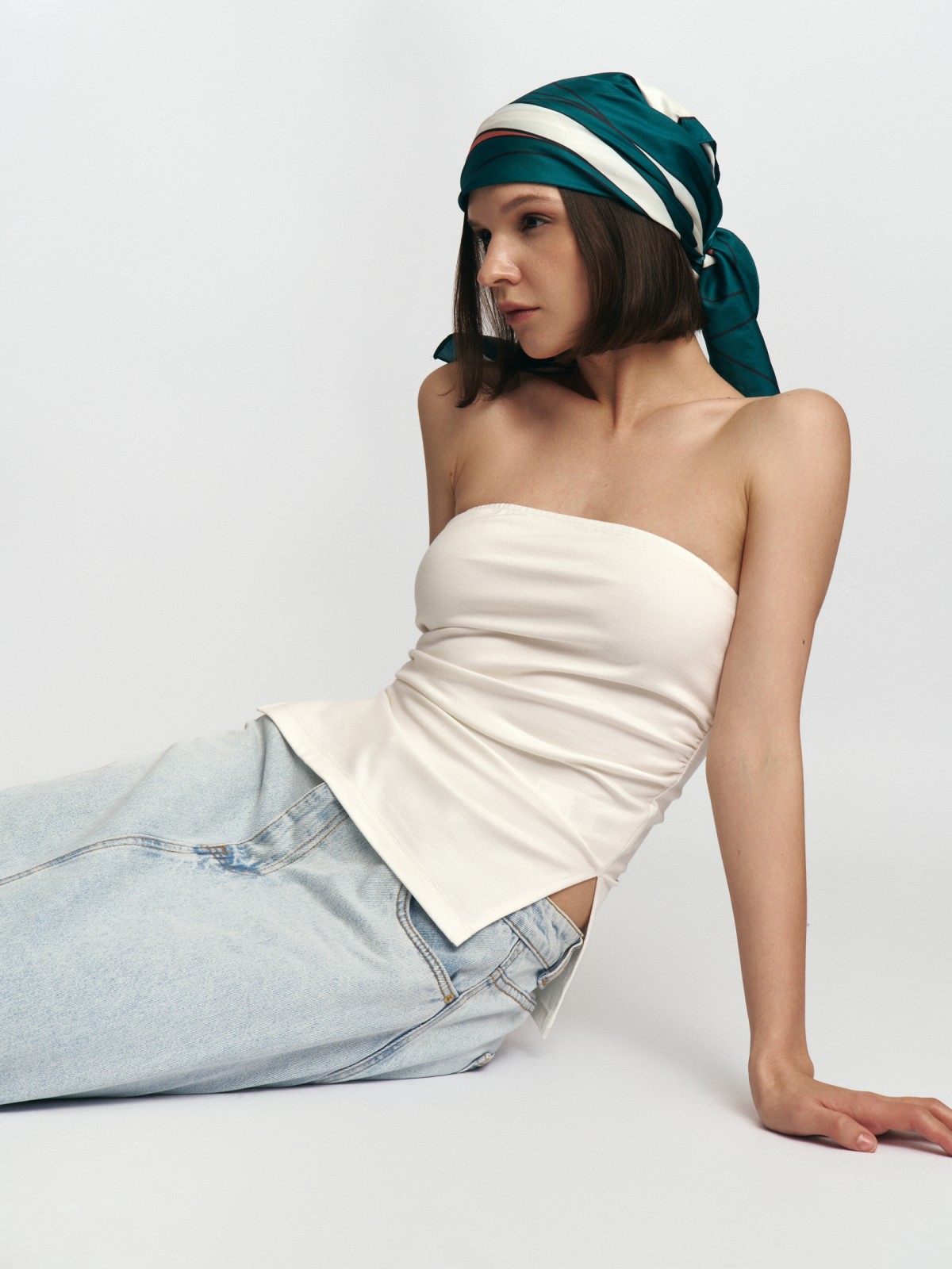 Трикотажный топ-бандо с открытыми плечами 399₽