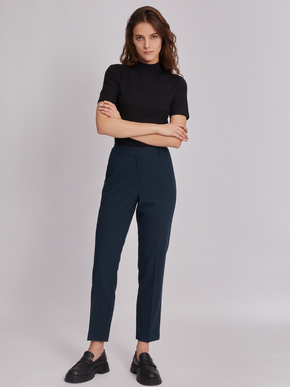 Офисные брюки силуэта Slim со стрелками и узором в клетку