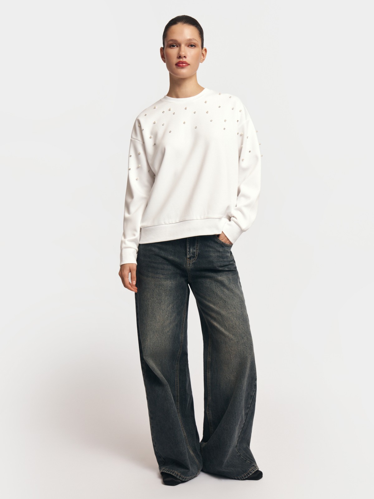 Свитшот расслабленного фасона со стразами 1999₽