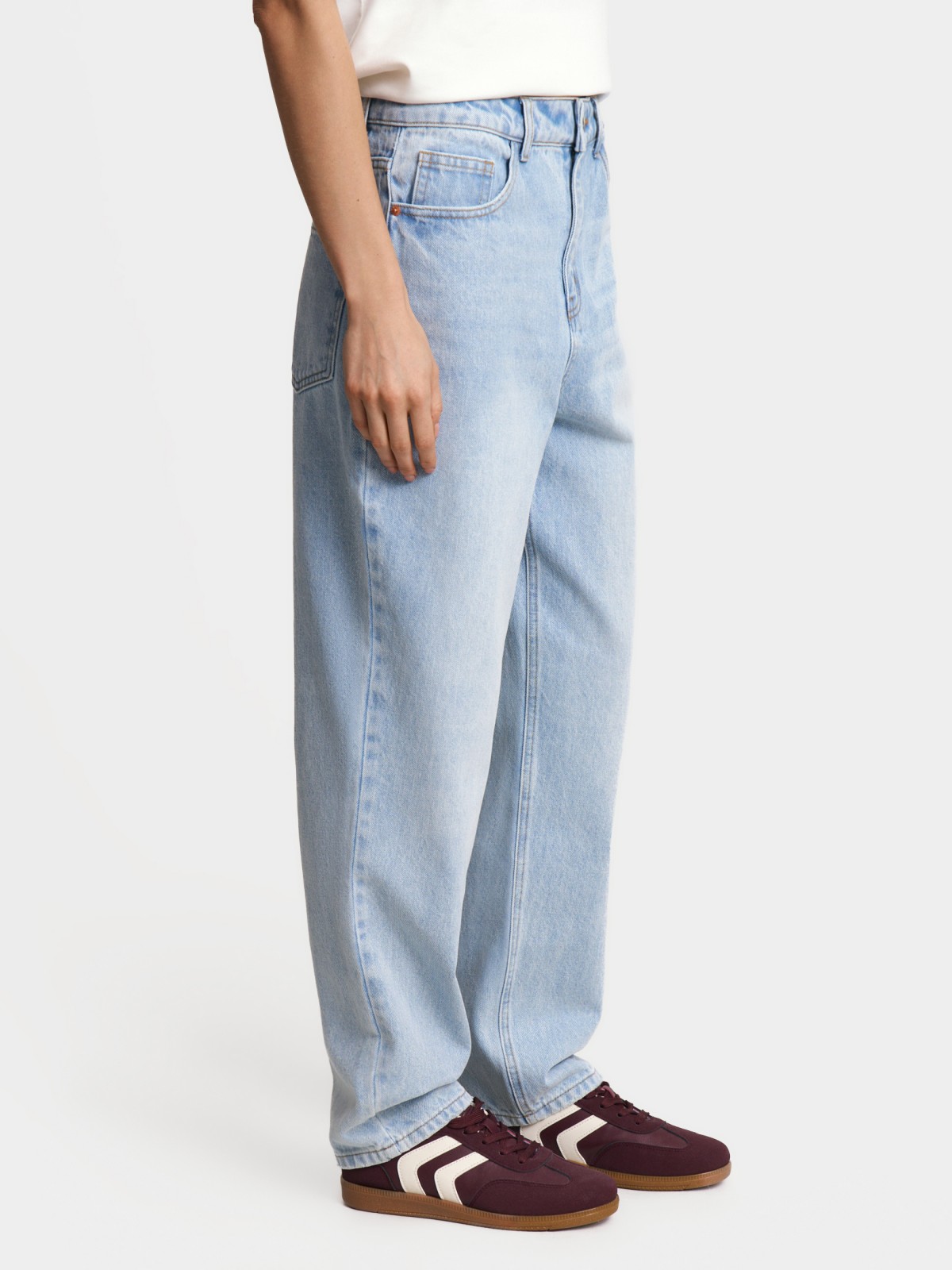 Джинсы силуэта Mom с высокой посадкой