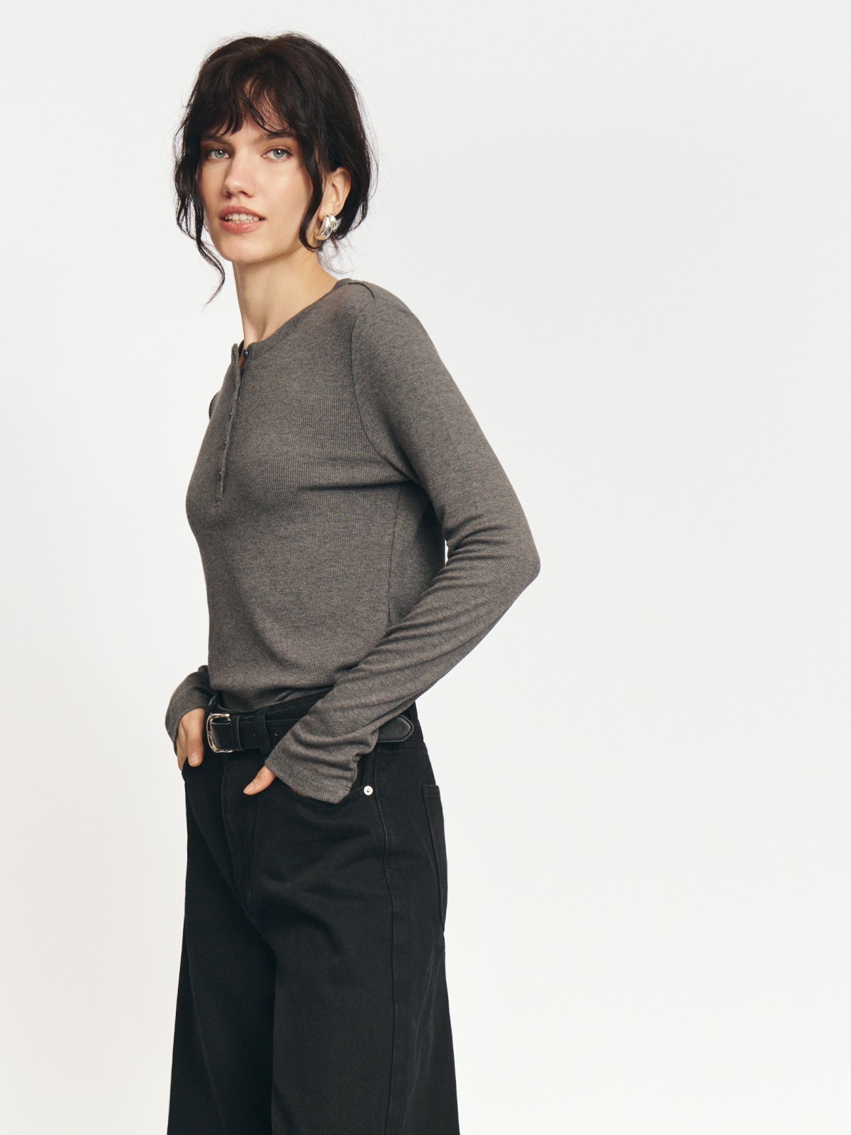 Трикотажный лонгслив хенли на пуговицах