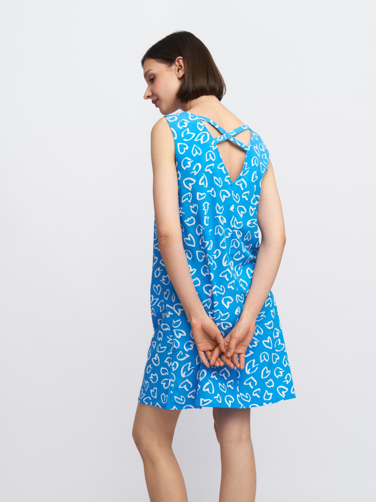 Платье мини без рукавов с вырезом на спине