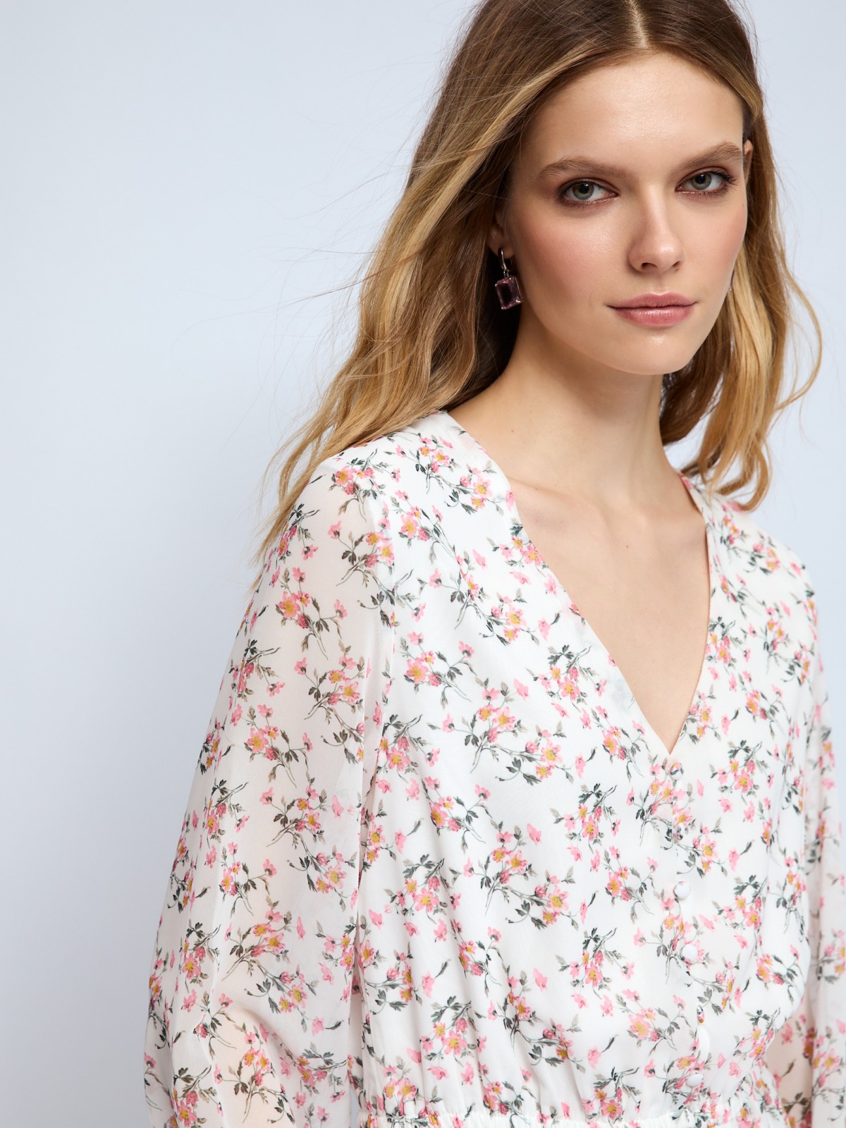 Шифоновое платье мини с вырезом и ремнём