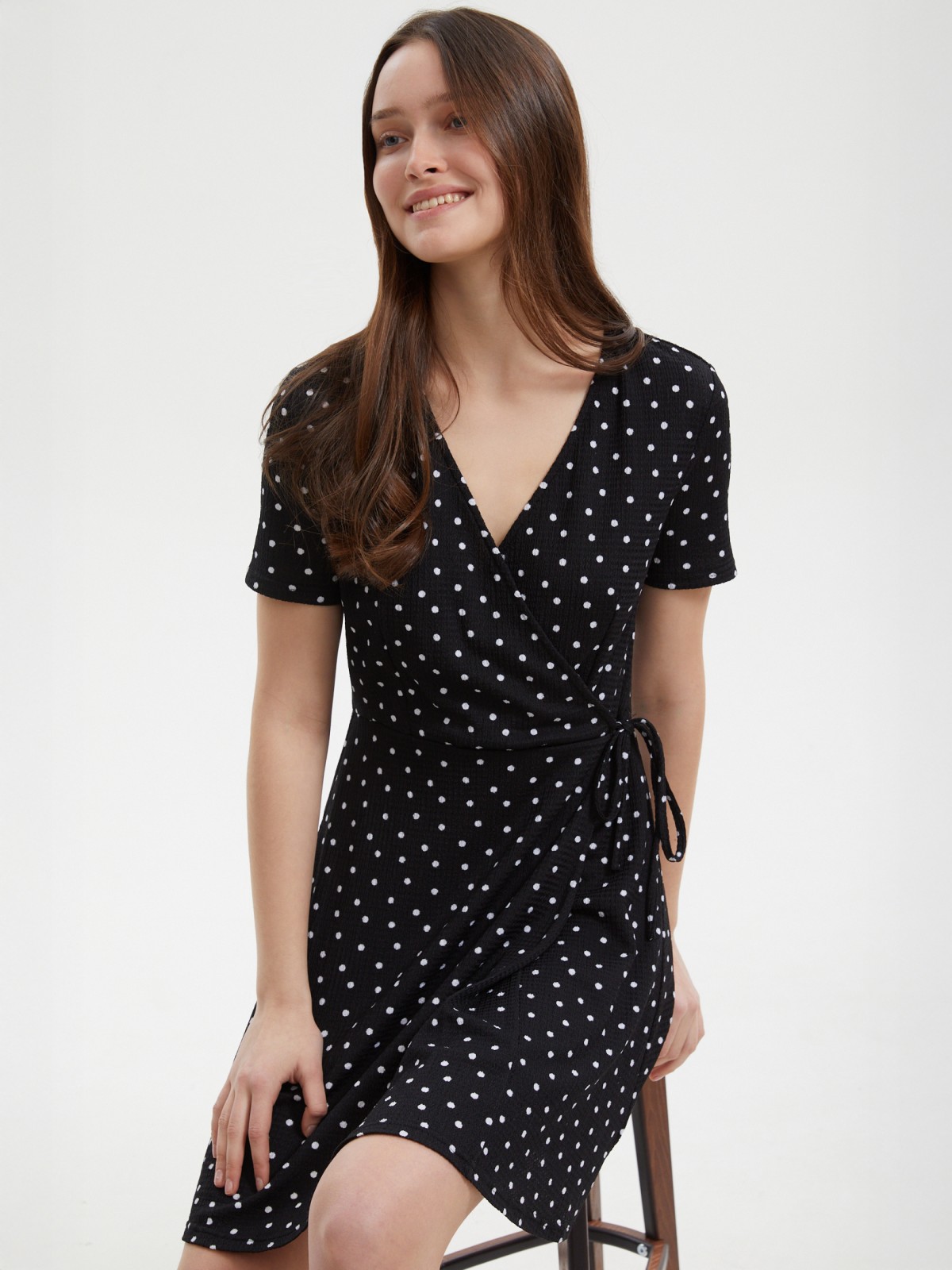 Платье длины мини с запахом в горошек