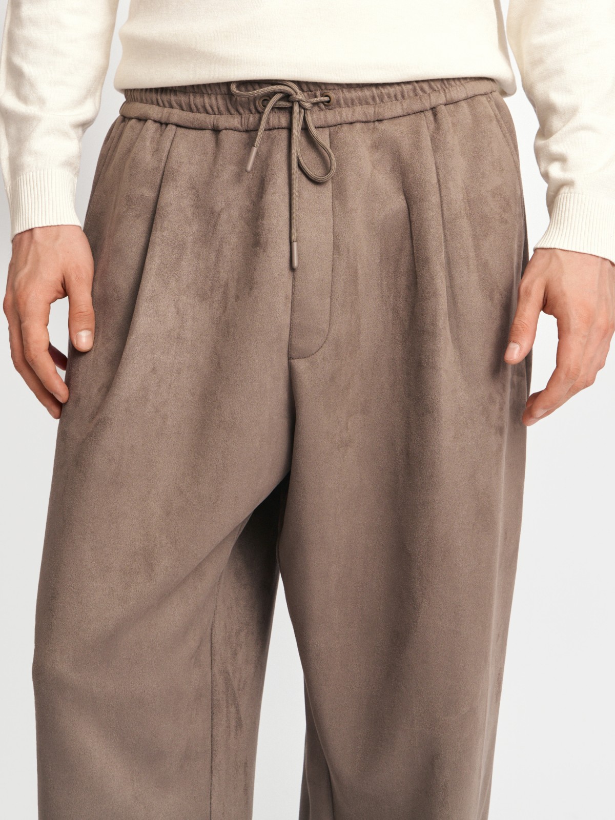 Брюки-джоггеры из экозамши