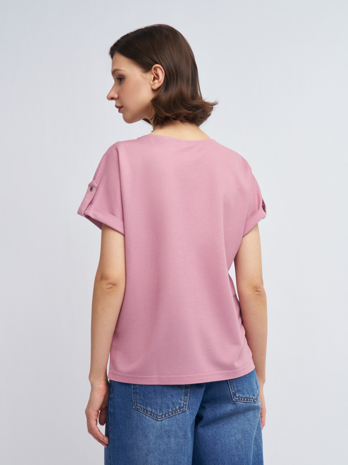 Блузка-футболка с коротким рукавом и брошью