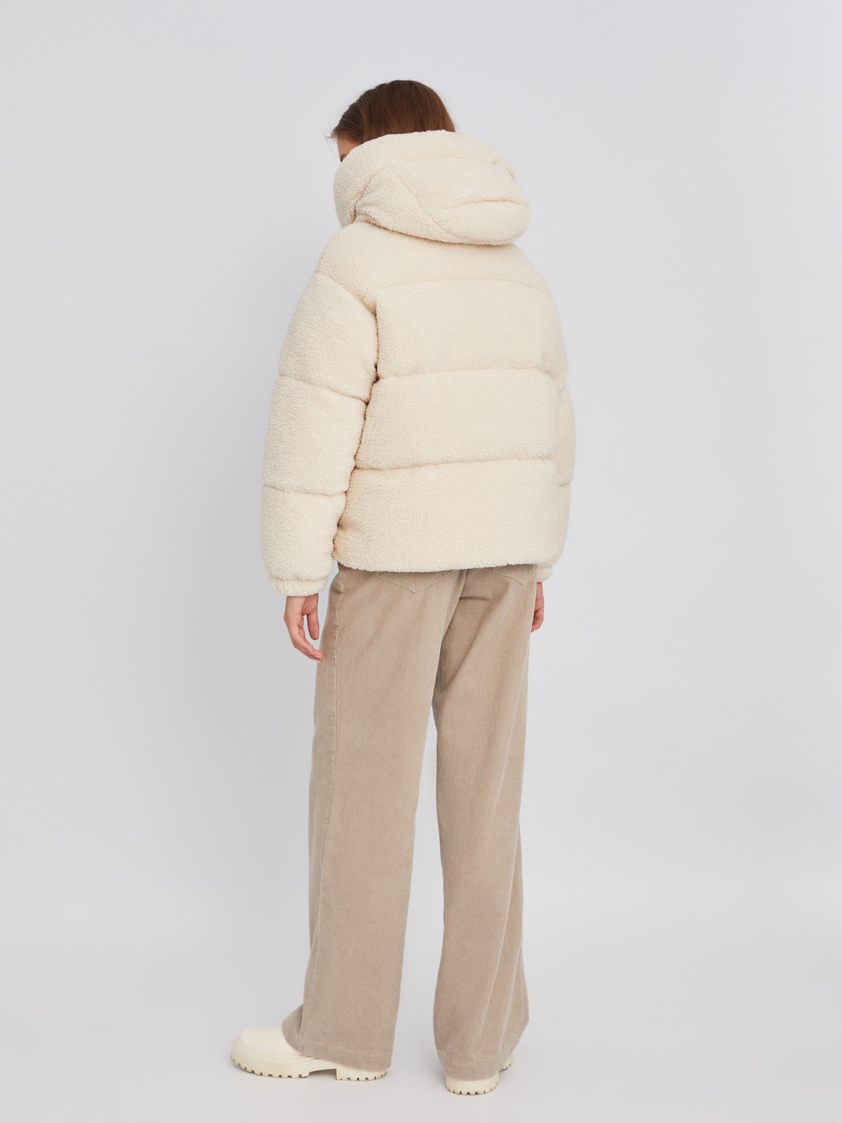 Короткая тёплая куртка-шуба из экомеха с капюшоном и двойным воротником zolla 023345550044, цвет молоко, размер XS - фото 6