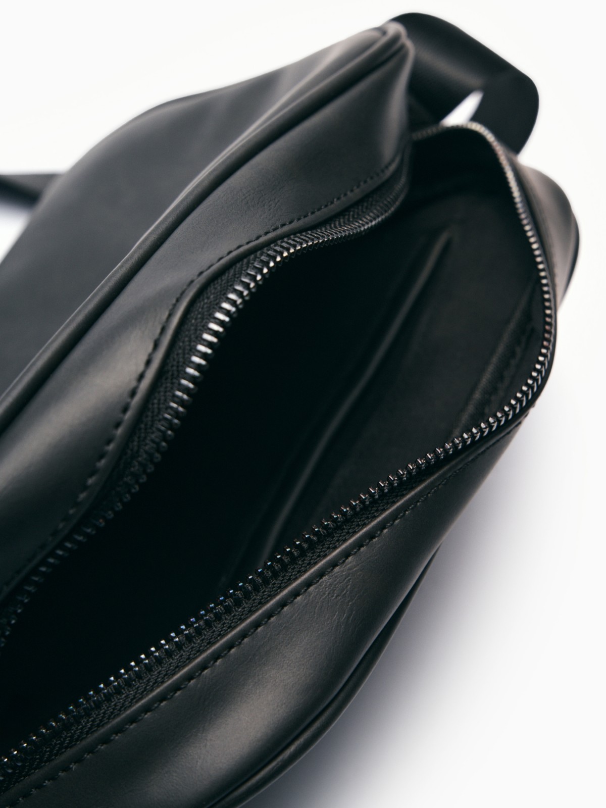 Сумка кросс-боди на ремешке через плечо