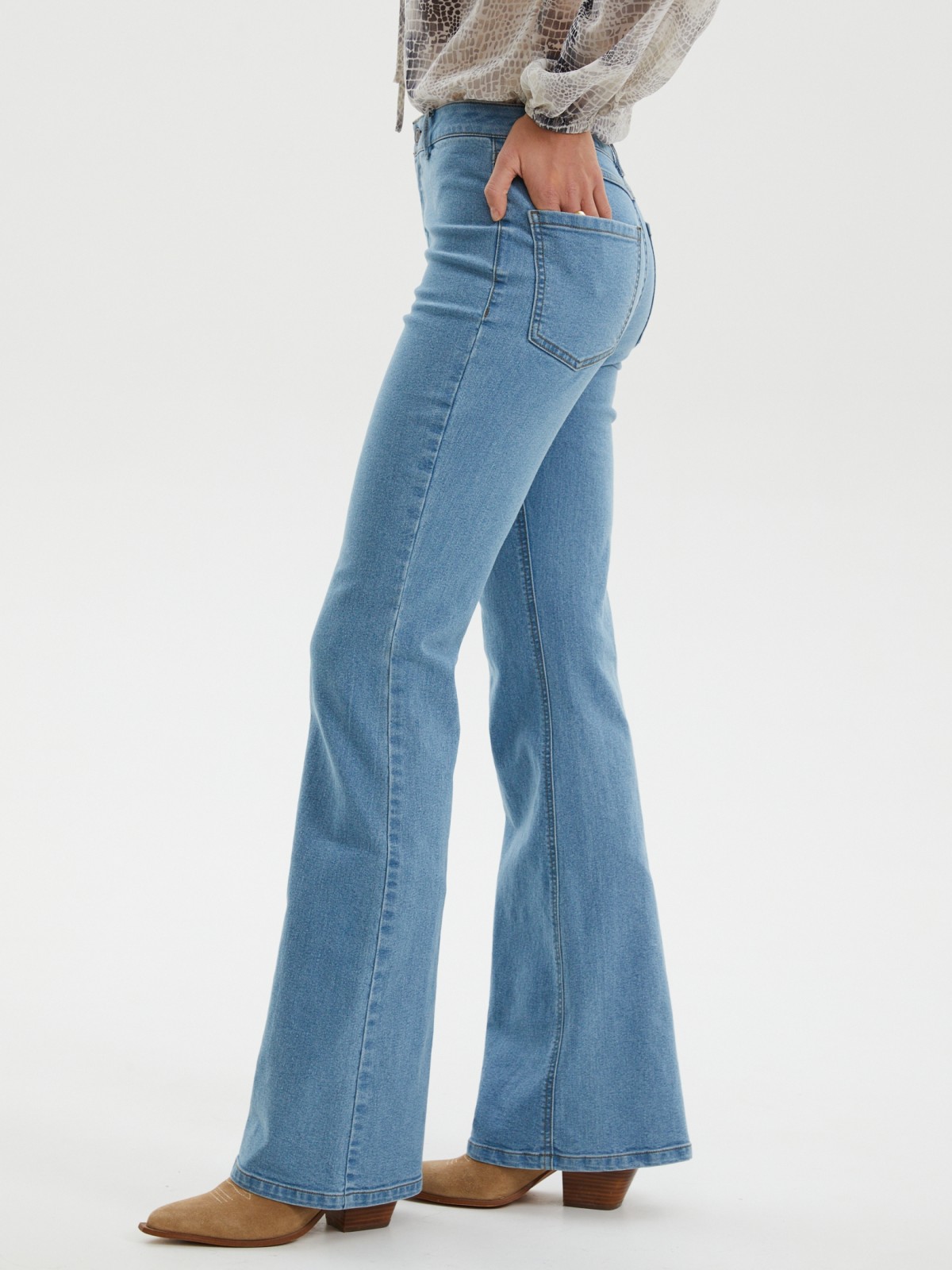 Джинсы силуэта Bootcut со средней посадкой