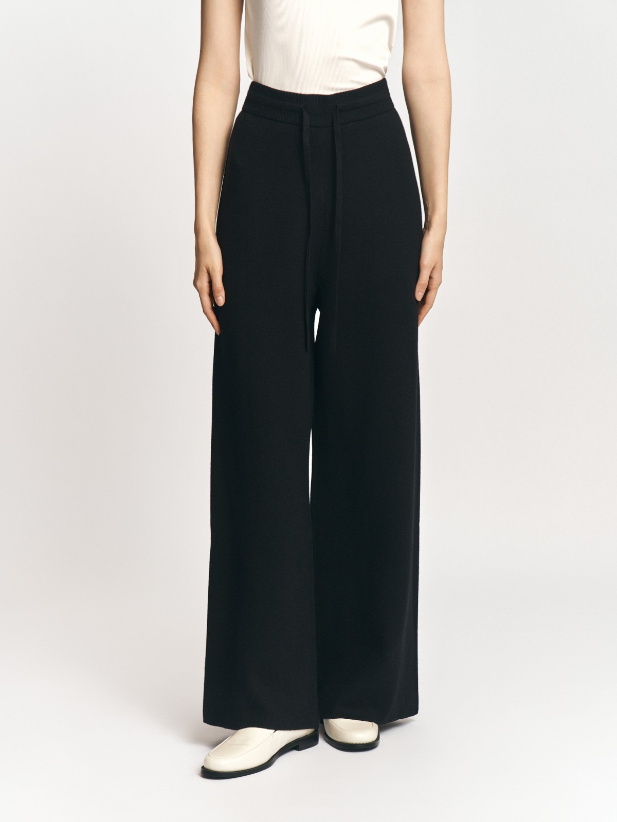 Трикотажные брюки на резинке