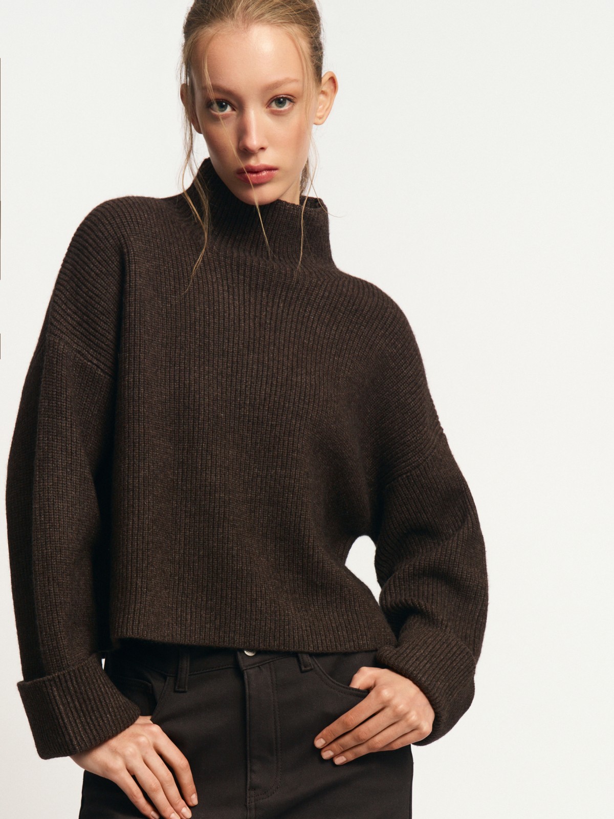 Свитер крупной вязки с горлом