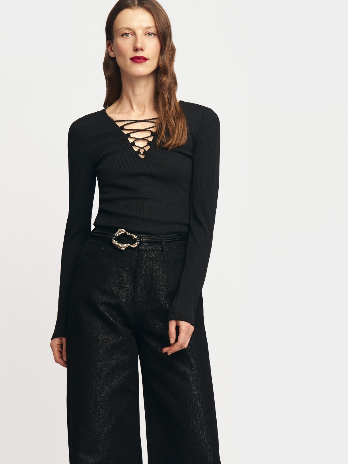 Блузка-лонгслив с вырезом и акцентной шнуровкой на груди