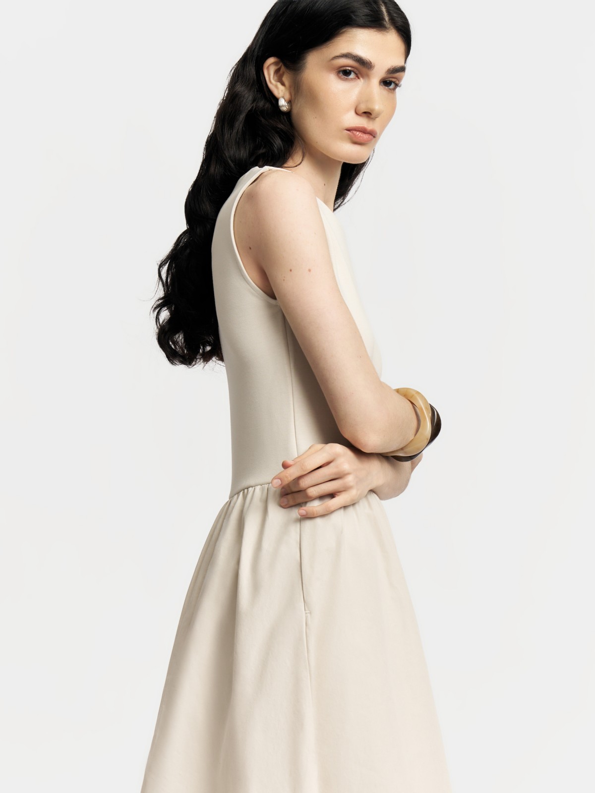 Комбинированное платье миди без рукавов